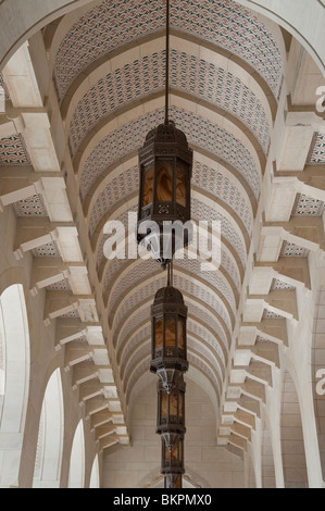 Gli archi e le lanterne al di fuori del Signore preghiera Hall di Sultan Qaboos Grande Moschea, Muscat Oman Foto Stock