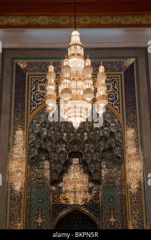 All'interno del corridoio principale di preghiera in Sultan Qaboos Grande Moschea, Muscat Oman Foto Stock