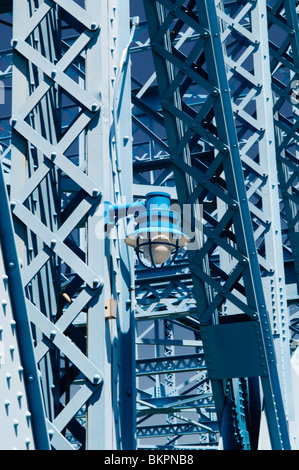 CHATTANOOGA, Tennessee, Stati Uniti — il ponte John Ross sul fiume Tennessee nel centro di Chattanooga, Tennessee Foto Stock