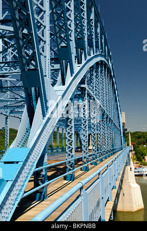 CHATTANOOGA, Tennessee, Stati Uniti — il ponte John Ross sul fiume Tennessee nel centro di Chattanooga, Tennessee Foto Stock