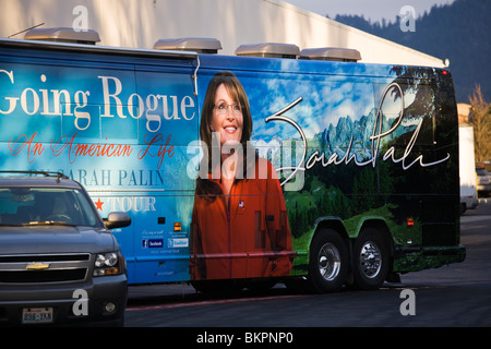 Sarah Palin andando Rogue prenota tour bus, a Fred Meyer, Coeur d Alene, Idaho, Dicembre 12, 2009. Foto Stock