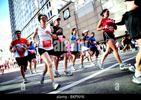 Maratona di Chicago ; delle guide di scorrimento nel centro di Chicago, Illinois, Stati Uniti d'America Foto Stock