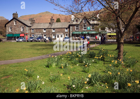 , Grasmere Cumbria, Inghilterra, Regno Unito. Grazioso villaggio verde con narcisi in primavera nel Parco Nazionale del Distretto dei Laghi Foto Stock