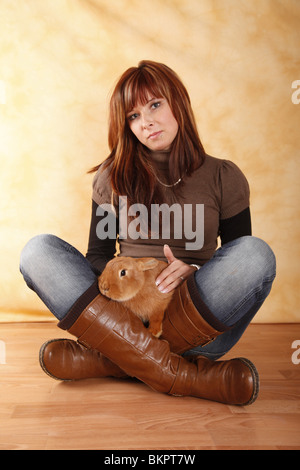 Junge Frau mit Kaninchen / giovane donna con coniglio Foto Stock