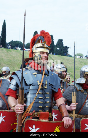 La storia Roman re-enactors soldato romano corazza legionario Roma Italia Foto Stock