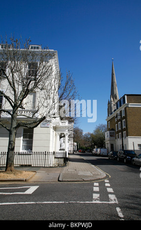 Guardando verso il basso Sussex Street di San Gabriele la chiesa in Warwick Square, Pimlico, London, Regno Unito Foto Stock