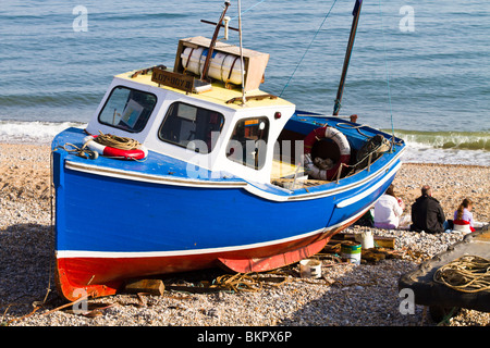 La pesca dello sgombro barca tenetevi pronti per la stagione 2010 su Seaton beach. Foto Stock