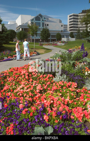 Persone @ Anchorage Center per le Arti dello Spettacolo SC AK Estate w/aiuole Foto Stock