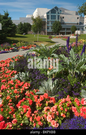 Persone @ Anchorage Center per le Arti dello Spettacolo SC AK Estate w/aiuole Foto Stock