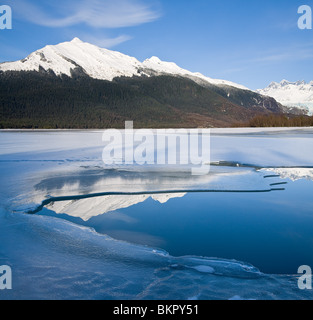 Composito vista panoramica della costa montagne vicino Juneau riflettendo Mendenhall lago durante la pausa fino a primavera, a sud-est di Alaska Foto Stock