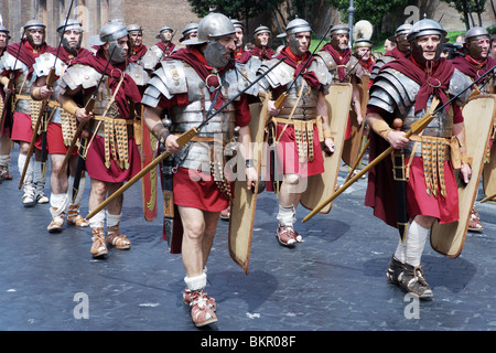 Legionario soldato romano a piedi: History-Roman re-enactors festival 2010 Foto Stock