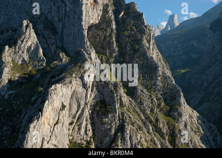 El Naranjo de Bulnes (Picu Urriellu) vista da sopra la Gola di Cares, Massiccio centrale, Picos de Europa, Spagna Foto Stock