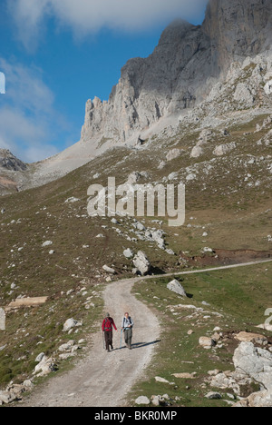 Gli escursionisti di montagna nella valle Aliva, Massiccio centrale, Picos de Europa, Spagna settentrionale Foto Stock