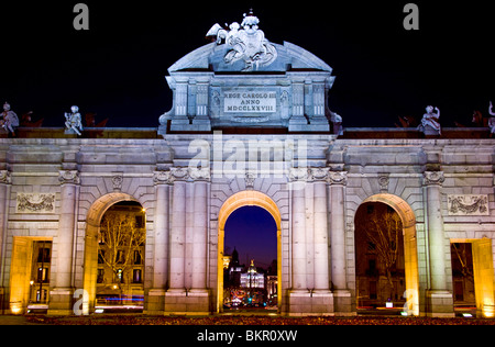 Puerta de Alcala sulla Plaza de Independencia a Madrid, Spagna Foto Stock