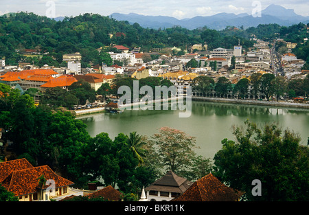 Sri Lanka, Kandy. La capitale dello Sri Lanka le Highlands, Kandy è dominata dalla sua centrale Lago Kandy. Foto Stock
