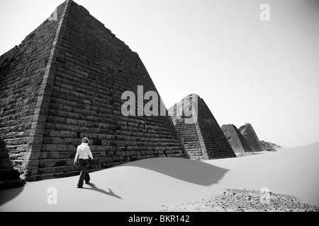 Sudan, Begrawiya. Un turista esplora le antiche piramidi Nubiano. Foto Stock