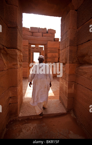 Sudan, Nagaa. La guida solitaria a distanza le rovine di Nagaa passeggiate attraverso le rovine. Foto Stock