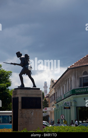 Tanzania Dar es Salaam. I segnalatori acustici Askari monumento si trova nel mezzo di una trafficata rotonda. Foto Stock