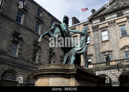 La statua di Alessandro il Grande addomesticare il suo cavallo Bucephalus fuori città camere nel centro di Edimburgo, in Scozia. Foto Stock