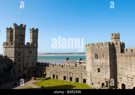 Il Galles, Gwynedd, Caernarvon. La città fortificata di torri e bastioni di Caernarvon Castle Foto Stock