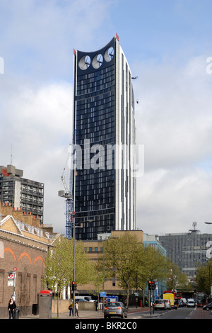 Le turbine eoliche sulla torre Strata a Elephant & Castle Londra Inghilterra Foto Stock