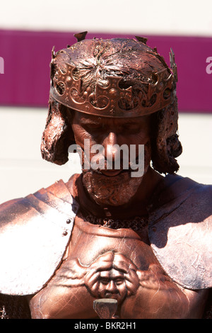 Uomo vestito come un cavaliere medievale di bronzo statua vivente Holywood contea di Down Irlanda del Nord Regno Unito Foto Stock