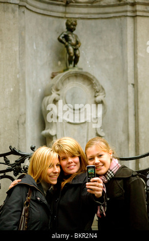 Il Belgio, la Vallonia e Bruxelles; i turisti di fronte alla fontana Manneken Pis è uno dei simboli della città Foto Stock