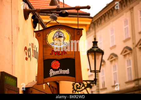 Repubblica Ceca, Praga; segno di un bar nel centro storico pubblicità Pilsner Urquell, una tipica birra ceca Foto Stock