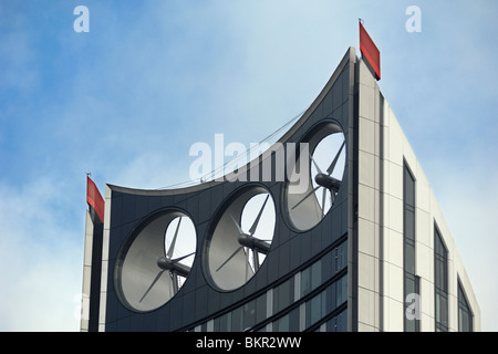 Le turbine eoliche sulla torre Strata a Elephant & Castle Londra Inghilterra Foto Stock