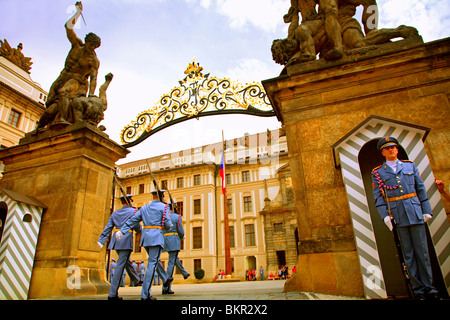 Repubblica Ceca, Praga; una guardia del castello in uniforme tenendo la sua posta in corrispondenza della porta Foto Stock