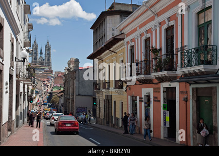 Ecuador, una scena di strada nel centro di Quito, Cattedrale Cattolica sullo sfondo. Foto Stock