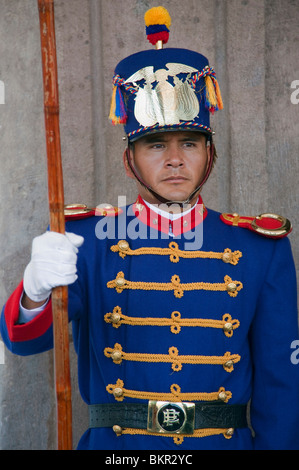 Ecuador, guardia cerimoniale, granaderos, all'ingresso al Palacio de Gobierno nella città vecchia, a Quito. Foto Stock