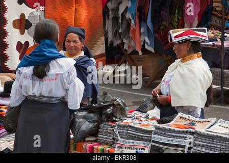 Ecuador, delle bancarelle che vendono artigianato locale a Otavalo. Foto Stock