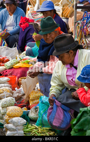 Ecuador, indigeni donne indiane vendere prodotti freschi di fattoria al settimanale mercato Sangolqui. Foto Stock