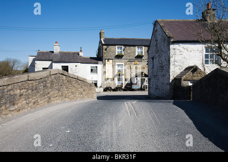 Guardando oltre il ponte sul fiume a "Horton in Ribblesdale', Yorkshire Dales, Inghilterra. Foto Stock