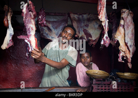 Etiopia, Harar. Un macellaio e suo figlio nel loro negozio di Harar musulmana del mercato della carne. Foto Stock