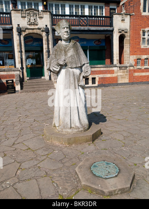 Statua del Cardinale Wolsey di Abbey Park, Leicester Inghilterra REGNO UNITO Foto Stock