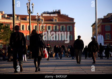 Francia - Cote D'Azur, Nizza; Place Massena, una delle piazze principali della città dove la gente del posto e turisti passeggiata. Foto Stock