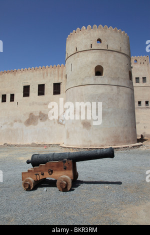 Un singolo cannone storico di fronte a Fort Barka, Sultanato di Oman. Foto di Willy Matheisl Foto Stock