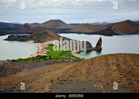 Isole Galapagos, una vista dall'alto di Bartolome Island cercando di fronte all'isola di Santiago. Foto Stock