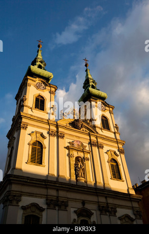 Ungheria, Budapest. Il twin-torri della chiesa di Sant'Anna cattura l'ultimo della luce della sera. Foto Stock