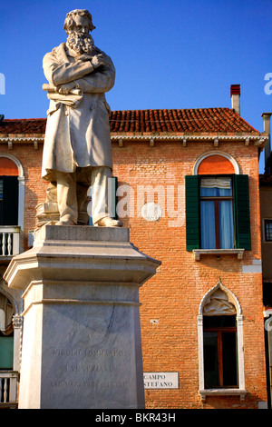 L'Italia, Veneto, Venezia; monumento per Niccolo Tommaseo (1802-1874), linguista e giornalista, editor di 'Dizzionario della lingua" Foto Stock