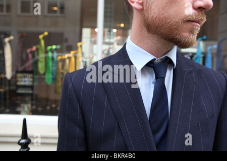 Un uomo si erge al di fuori di Richard James sarti shop. Savile Row tailors in Londra. Foto Stock