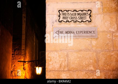 Malta, Mdina; un cartello stradale in Malta della vecchia capitale, noto come 'La città silenziosa" Foto Stock