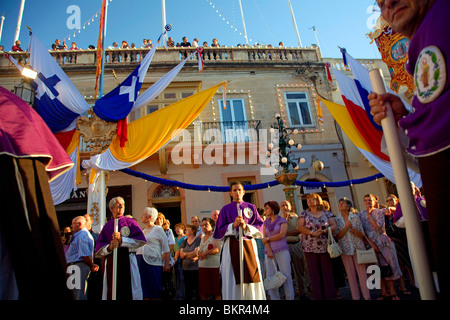 Malta, Zurrieq; i partecipanti e spettatori durante la processione e la festa dedicata al santo patrono Foto Stock