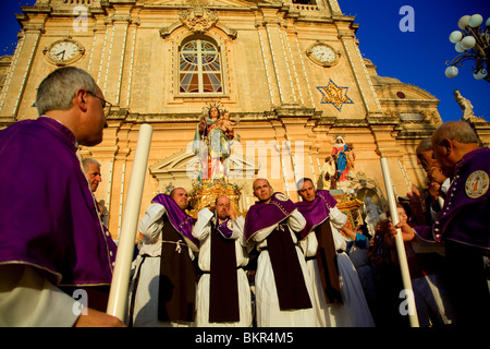 Malta, Zurrieq; gli uomini che trasportano la statua della Madonna durante la processione e la festa dedicata al santo patrono. Foto Stock