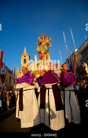 Malta, Zurrieq; gli uomini che trasportano la statua della Madonna il santo patrono durante la parata annuale. Foto Stock