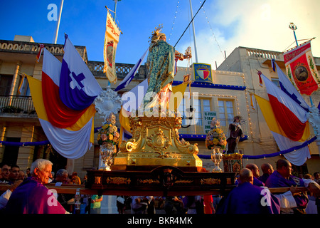 Malta, Zurrieq; la statua del santo patrono, la Madonna viene portata durante il religioso annuale parata. Foto Stock