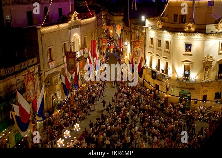 Malta, Zurrieq; durante una festa per il santo patrono, persone alluvione le strade. Foto Stock