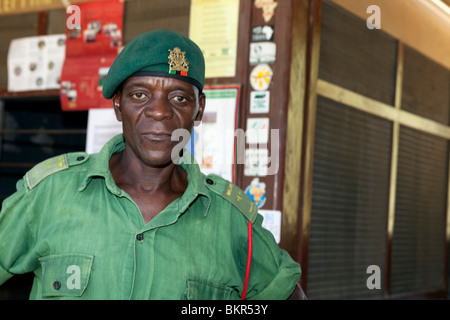 Il Malawi, Superiore Shire Valley, Liwonde Parco Nazionale. Un parco nazionale operaio guardie all'entrata. Foto Stock